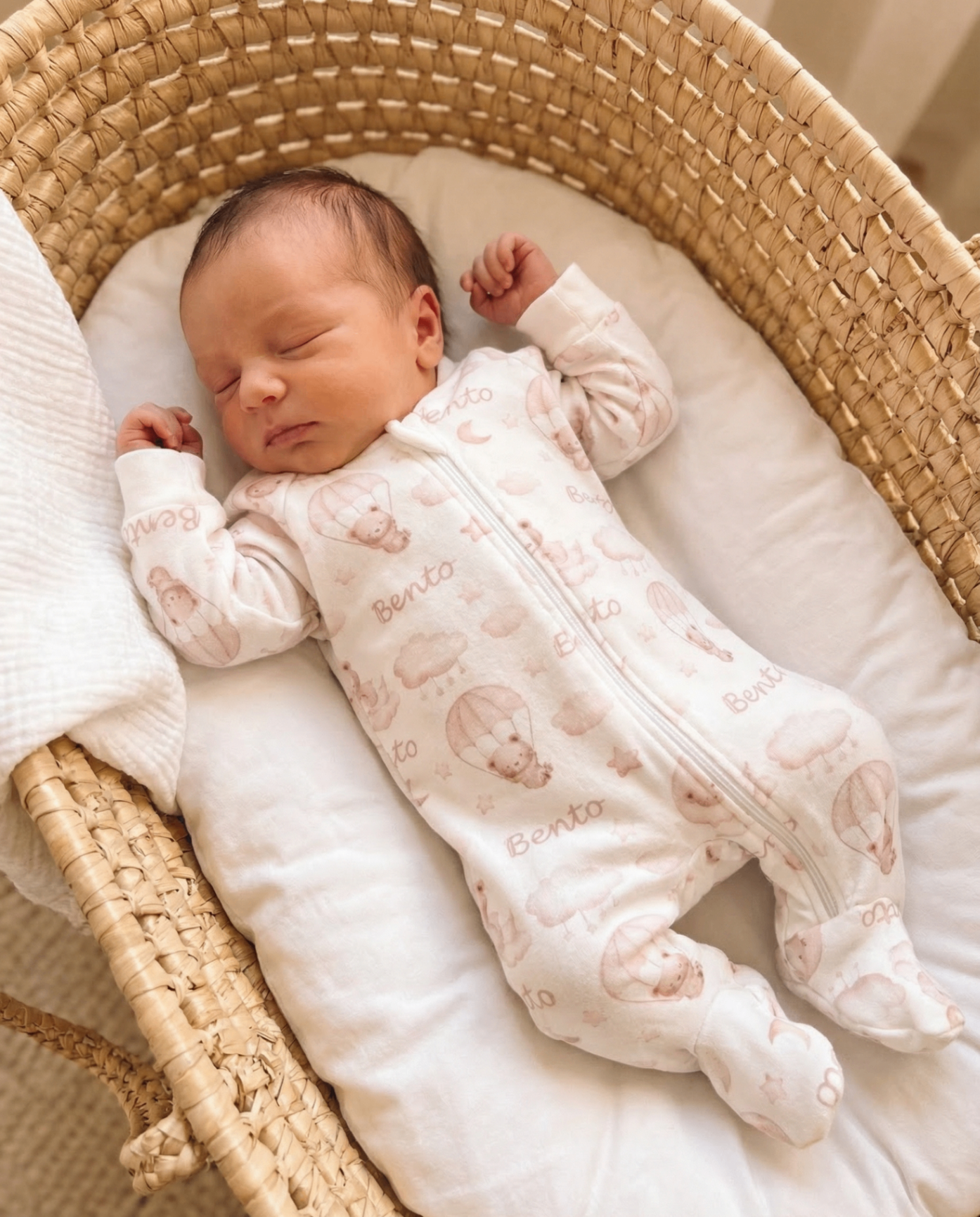 Recém-nascido dormindo enrolado em manta personalizada Only Baby